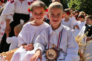ĐAKOVAČKIM ULICAMA PROŠETALA LJEPOTA DJEČJE TRADICIJE – ODRŽANI MALI VEZOVI