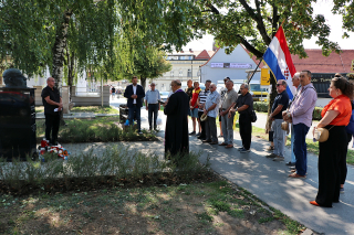 KOD SPOMENIKA „GLAVA KOJA TONE“ ODRŽANA KOMORACIJA ŽRTVAMA TOTALITARNIH REŽIMA