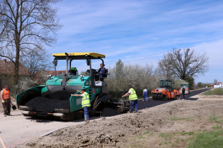 ZNAČAJNA INVESTICIJA &ndash; ASFALTIRANJEM &Scaron;EST ULICA U PI&Scaron;KOREVCIMA IZGRAĐENA &bdquo;OBILAZNICA&ldquo; ZA POLJOPRIVREDNU MEHANIZACIJU
