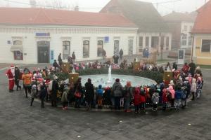 GRADONAČELNIK S MALI&Scaron;ANIMA UKRASIO BOŽIĆNE JELKE