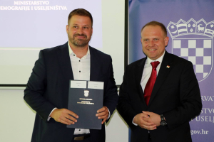 GRADU ĐAKOVU GOTOVO 80 TISUĆA EURA BESPOVRATNIH SREDSTAVA ZA DVA DJEČJA IGRALIŠTA