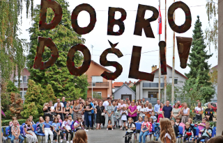 PRVI PUT U &Scaron;KOLSKIM KLUPAMA &ndash; ZA 210 POLAZNIKA PRVIH RAZREDA GRAD ĐAKOVO OSIGURAO KACIGE ZA BICIKLE