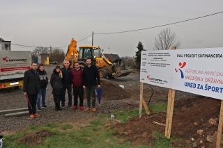 IZGRADNJA TERENA S UMJETNOM TRAVOM - RADOVI TEKU PREDVIĐENOM DINAMIKOM