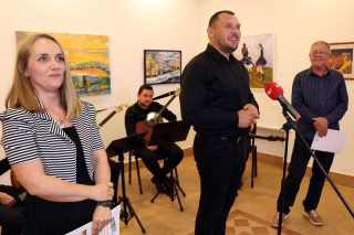 U MUZEJU ĐAKOV&Scaron;TINE OTVORENA IZLOŽBA &bdquo;OKRETANJE PREMA SUNCU UMJETNOSTI&ldquo;
