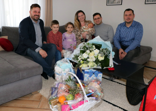 DJEČAK &Scaron;IMUN KOLAK TREĆE JE DIJETE U OBITELJI, A PRVA ĐAKOVAČKA BEBA ROĐENA U 2025. GODINI