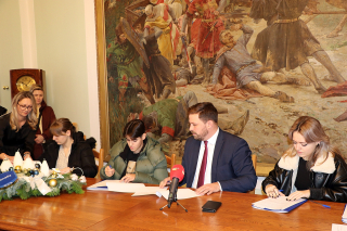 POTPISANI UGOVORI ZA DODJELU 69 UČENIČKIH STIPENDIJA