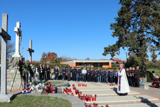 POLOŽENI VIJENCI I ZAPALJENE SVIJEĆE UOČI SVETKOVINE SVIH SVETIH