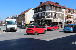 ZAPOČINJU RADOVI NA POSTAVLJANJU PRIVREMENOG KRUŽNOG TOKA NA KRIŽANJU JELAČIĆEVE I STARČEVIĆEVE ULICE