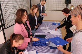 KROZ PROJEKT &bdquo;SVI ZAJEDNO 4&ldquo; GRADA ĐAKOVA 40 ŽENA SKRBIT ĆE ZA 240 KORISNIKA