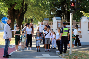 VIŠE PRVAŠIĆA U ĐAKOVAČKIM ŠKOLAMA – GRADONAČELNIK POSJETIO UČENIKE I DAROVAO IM KACIGE