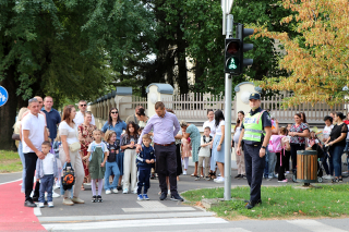 PRVI DAN NOVE ŠKOLSKE GODINE – GRADONAČELNIK POZDRAVIO PRVAŠIĆE