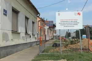 PJE&Scaron;AČKO-BICIKLISTIČKA STAZA KU&Scaron;EVAC-ĐAKOVO DOBILA NASTAVAK, ASFALTIRA SE U NAZOROVOJ I ULICI NIKOLE TESLE