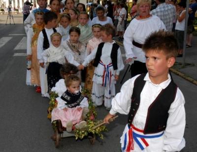 Đakovom pro&scaron;li Mali vezovi