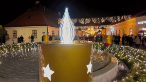 UPALJENA PRVA ADVENTSKA SVIJEĆA NA STROSSMAYEROVU TRGU