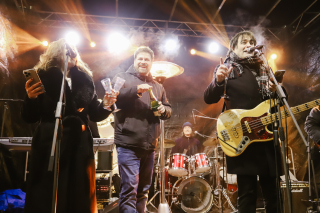 ĐAKOVČANI NOVU GODINU DOČEKALI NA STROSSMAYEROVOM TRGU UZ VLADU KALEMBERA I SREBRNA KRILA