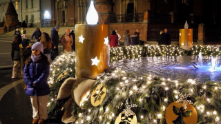 DRUGU SVIJEĆU NA ADVENTSKOM VIJENCU VEČERAS ĆE UPALITI ĐAKOVAČKI GIMNAZIJALCI UZ PJESMU BOGOSLOVA