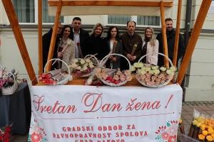 RUŽE I ČESTITKA ZA MEĐUNARODNI DAN ŽENA