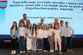 ĐAKOVAČKI UČENICI NAGRAĐENI NA ZAVRŠNICI PROJEKTA „NAGRAĐIVANJE IZVRSNOSTI 2025.“