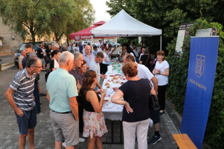 ĐAKOVAČKA VEČER U VRLICI &ndash; SLAVONCI POČASTILI VRLIČANE SLAVONSKIM DELICIJAMA