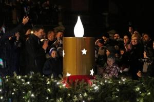 PREDSJEDNICA RH KOLINDA GRABAR-KITAROVIĆ S MALIM ĐAKOVČANIMA UPALILA 3. SVIJEĆU