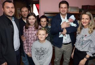 GRADONAČELNIK POSJETIO I DARIVAO PRVOROĐENU BEBU S PODRUČJA GRADA U 2019.