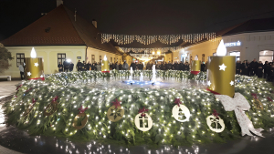 ŽUPANICA TRAMI&Scaron;AK UPALILA TREĆU ADVENTSKU SVIJEĆU NA TRGU J. J. STROSSMAYERA