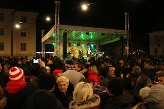 MNO&Scaron;TVO ĐAKOVČANA NA STROSSMAYEROVOM TRGU DOČEKALO NOVU GODINU