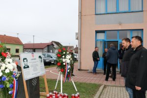 ODANA POČAST POGINULIM BRANITELJIMA MIJI MRŽLJAKU I JOSIPU VAGNERU