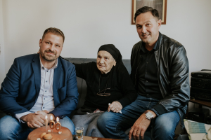 ČESTITARI POSJETILI NAJSTARIJU ĐAKOVČANKU NA NJEN 100. ROĐENDAN