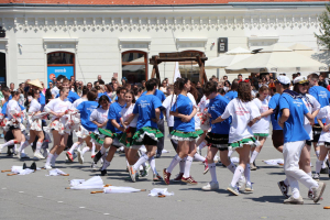 OKO 350 ĐAKOVAČKIH MATURANATA ZAPLESALO JUBILARNU 20. QUADRILLU