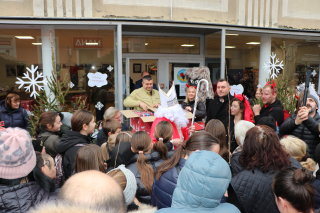 SVETI NIKOLA POSJETIO ĐAKOVO I MALI&Scaron;ANIMA URUČIO STOTINE POKLONA