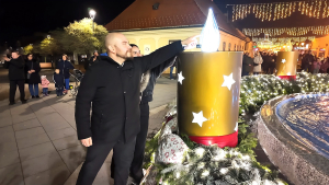 TENA UPALILA DRUGU ADVENTSKU SVIJEĆU NA TRGU J. J. STROSSMAYERA