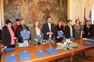 POTPISANI UGOVORI O STIPENDIRANJU UČENIKA I STUDENATA