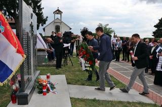 OTKRIVENO SPOMEN-OBILJEŽJE PRE&Scaron;UĆENIM ŽRTVAMA SELACA ĐAKOVAČKIH U 2. SVJETSKOM RATU I PORAĆU
